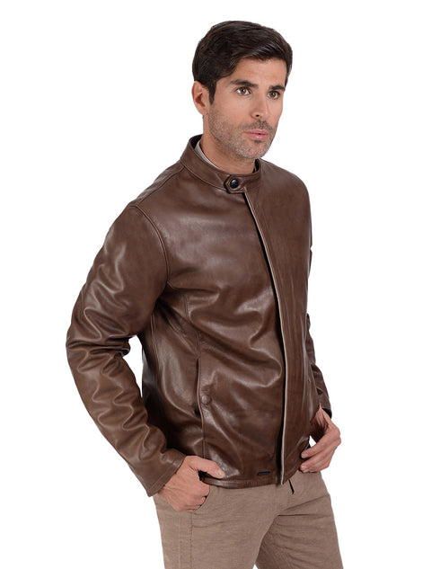 Chamarra de piel con cuello tipo mao marca PERRY ELLIS para Caballero.